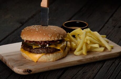 Бургер меню с говядиной и картошкой фри