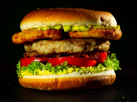 Бургер с луковыми кольцами