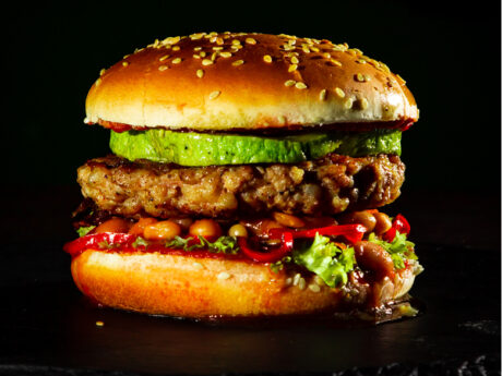 Бургер с говядиной и креветкой